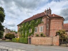 Una pareja de influencers se vio obligada a disculparse con su pueblo tras ser acusada de causar grandes trastornos a los vecinos con las renovaciones “llamativas” de su mansión de 6 millones de libras.