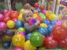 Un niño pequeño se sube a una máquina de garras en un centro deportivo de Missouri y parece encantado por su situación