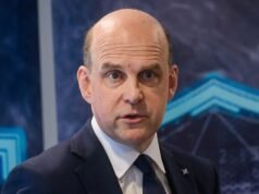 El embajador corpulento y calvo, su núbil amante y las ‘citas’ que han provocado un incidente diplomático: la asombrosa historia interna de un ‘asunto’ que hace que se meneen las lenguas, por qué está ‘golpeando’ … y su humillación en la parada de autobús