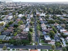 Un lujoso barrio de Los Ángeles donde las madres practicantes de yoga se escandalizan por un antro de iniquidad… y luego regresan a casa para recibir cartas sobre lo que están haciendo sus descarados maridos.