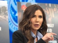 Kristi Noem finaliza abruptamente la conferencia de prensa cuando se le pregunta sobre el derribo de un globo de carnival por parte de CBP que obligó al cierre del aeropuerto.