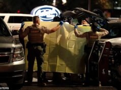La policía de Nancy Guthrie sostiene una sábana mientras retiran artículos del Array Vagabond después de detener a un hombre en el estacionamiento de un restaurante.