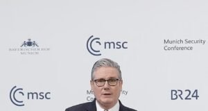 Starmer envía una fuerza de portaaviones al norte, a Groenlandia, mientras advierte que la fuerza de Putin está creciendo y dice que votar por la Reforma o el Verde podría traer la guerra.