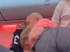 Un nuevo ángulo muestra el momento en que estalló una caótica pelea masiva en el vuelo de Turquía a Manchester que fue noticia en todo el mundo.