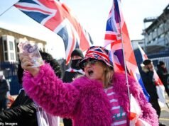 Manifestantes antiinmigrantes se manifiestan frente a la sede del RNLI diciendo que la organización benéfica de botes salvavidas debería dejar de actuar como “servicio de taxi” para los solicitantes de asilo.
