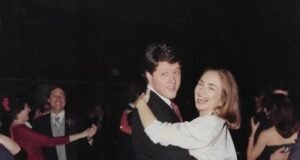 Hillary Clinton se burló después de compartir una foto del día de San Valentín de ella bailando con su marido mujeriego Bill.