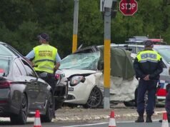 Un hombre es acusado después de que dos personas murieran cuando un automóvil supuestamente robado chocó contra su Alfa Romeo en Camden