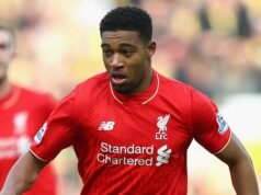 Ex-spouse estrella sub- 21 del Liverpool e Inglaterra arrestada en el aeropuerto de Luton por presunta agresión mientras la policía interrogaba al futbolista después de aterrizar desde Bulgaria