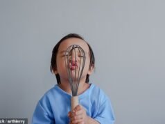 ¡Olvídate de las muñecas y los camiones! Un científico afirma que los niños deberían jugar con batidores y machacadores de patatas para estimular el desarrollo