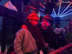 Gary Neville deleita a las multitudes disadvantage una interpretación rockera de Livin’ on a Prayer en un lujoso club de estación de esquí, mientras permanece callado ante los comentarios de Jim Ratcliffe sobre “colonizados por inmigrantes”.