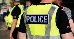 Un hombre muere y otro lucha por su vida tras un apuñalamiento en Londres: Detienen a cuatro mujeres y dos hombres