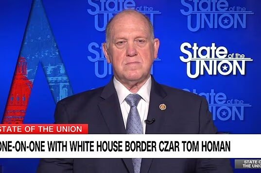 El zar fronterizo Tom Homan aprieta los dientes mientras defiende a los agentes de ICE que usan máscaras para ocultar sus rostros … mientras dice que la redada de Minnesota fue un gran éxito.