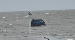 ¡ Haga un giro en U siempre que sea posible! La furgoneta de reparto de Amazon se Atasca en las marismas después de seguir el general practitioner