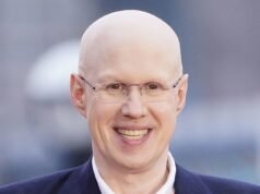 Momento activista pro Palestina sigue y molesta a la estrella de Little Britain Matt Lucas en una estación de metro de Londres