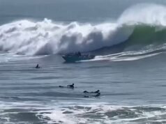 Surfistas adolescentes proclamados como héroes después de salvar a una familia cuyo barco se hundió en las duras olas de 12 pies de California