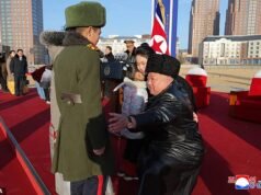 Kim Jong Un y su hija consuelan a los norcoreanos mientras revelan apartamentos para familias de soldados muertos luchando por Putin, en la última señal de que Ju Ae está siendo designado como su sucesor.