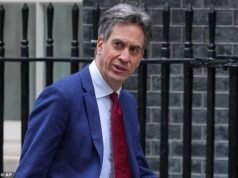 Ed Miliband elogia el acuerdo de energía limpia con el peor enemigo de Trump, Gavin Newsom, en medio de advertencias de que Gran Bretaña se enfrenta a “APAGONES” a menos que abandone los objetivos Net Zero