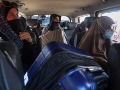 Un grupo de más de dos docenas de novias de ISIS y sus familias se dieron la vuelta después de salir de Siria con pasaportes australianos.