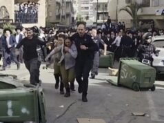 Momento en el que dos mujeres soldados israelíes son rescatadas mientras eran perseguidas por 1.000 hombres ultraortodoxos