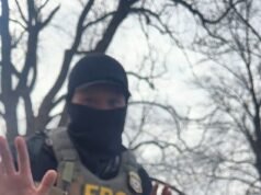 El hilarante derribo del ‘descarado’ agente de ICE a una manifestante despierta que gimió durante el arresto de un presunto violador de niños