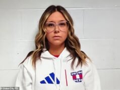 Secretaria de colegio, 31 años, acusada de tener relaciones sexuales con DOS alumnas tras ser pillada con una de ellas por su marido que la ‘golpeaba’