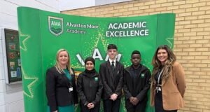 La escuela abandona el uniforme tradicional de chaqueta, camisa y corbata por chaqueta y camiseta después de preguntar a los ALUMNOS qué cambios quieren