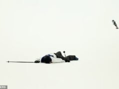 Horrible momento en que un esquiador cae boca abajo y permanece inmóvil después de un fuerte aterrizaje en los Juegos Olímpicos de Invierno