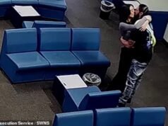 Momento oficial de libertad condicional besa a su amante asesino convicto mientras lo visita en la cárcel