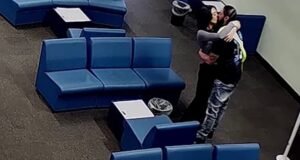 Momento oficial de libertad condicional besa a su amante asesino convicto mientras lo visita en la cárcel