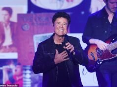 Una turista demanda a DONNY OSMOND después de que fue golpeada por una ‘bola iluminada’ lanzada a la multitud durante su espectáculo en Las Vegas.