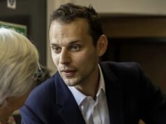 El ministro de Trabajo, en el centro del escándalo de difamación de periodistas, enfrenta llamados a dimitir