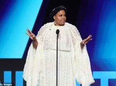 La estrella de White Lotus ignora al apuntador y lanza una reprimenda malhablada a ICE en la entrega de premios