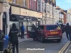 Una pandilla de Moment intenta abrirse camino hacia los joyeros en una descarada redada a la luz del día antes de amenazar a los transeúntes.