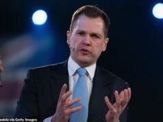 Nigel Farage se prepara para presentar el primer ‘gabinete en la sombra’ de Reform y el ex ministro conservador Robert Jenrick será su ‘canciller en la sombra’