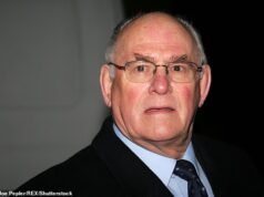 El actor de EastEnders, Tony Caunter, deja una gran suma a sus hijos tras fallecer a los 88 años, apenas ocho días después de la muerte de su esposa.