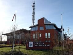 Agente expulsado de la policía después de embestir deliberadamente a un ciclista que vio tirando basura