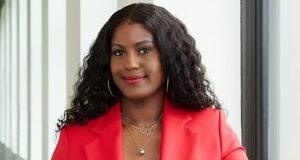 La hipócrita jefa del sindicato de docentes de Chicago que calificó de “fascistas” a los padres que eligen la escuela mientras educaba en privado a su hijo es nombrada una de las mujeres más poderosas de la ciudad.