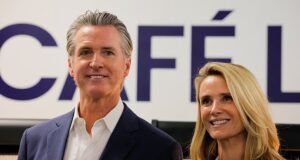 La esposa de Gavin Newsom revela ‘varios traumas’ después del incidente de robo del podio con su marido