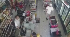 Imágenes escalofriantes capturan el momento en que una mujer es apuñalada en un ataque aleatorio que dejó una identity muerta, mientras surgen nuevos detalles sobre el atacante