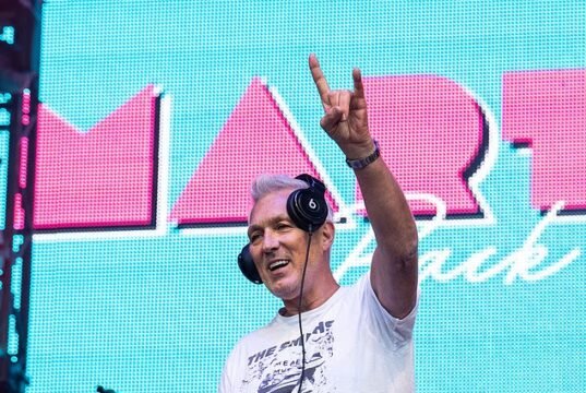 Anoche un DJ tuvo algunos problemas … la estrella Kemp se queda atrapada en un ascensor stakes de su concierto