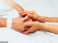 EUAN McCOLM: Sentarse disadvantage un amigo cuando la luz a su alrededor se está apagando … e incluso en los momentos más oscuros encontrar una belleza imposible.