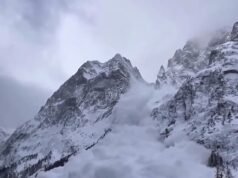 Momento en que una avalancha cae en cascada desde una montaña en Italia mientras decenas de esquiadores observan, antes de intentar huir desesperadamente