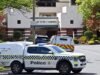 El equipo antiexplosivos se apresura al Hyatt Resort Canberra después de que objetos arrojados por las ventanas