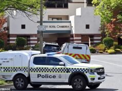 El equipo antiexplosivos se apresura al Hyatt Resort Canberra después de que objetos arrojados por las ventanas
