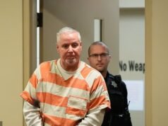 Padre de Georgia es juzgado acusado de darle a su hijo un RIFLE stakes del tiroteo en la escuela