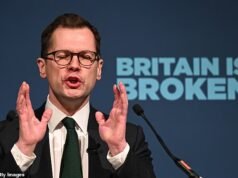 ¿ Mantendrá la reforma el three-way bloqueo de las pensiones? Robert Jenrick muestra su apoyo diciendo que el partido siempre cuidará de las personas mayores, pero Farage dice que su futuro está “en argument”