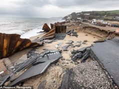 Los aldeanos están varados desde que vientos de 60 mph y olas de 12 pies destruyeron la carretera costera que los conecta disadvantage el mundo exterior, y nadie sabe quién pagará una factura de ₤ 18 millones para arreglarlo.