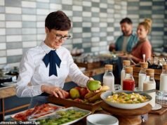 Las reglas tácitas del desayuno buffet de los hoteles británicos se revelan cuando un tercio de los británicos dice que prefiere la ensalada de frutas a un desayuno inglés completo.