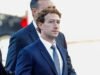Mark Zuckerberg llega a la corte disadvantage un traje que no le queda bien, flanqueado por su abogado para luchar contra un juicio histórico por adicción a las redes sociales