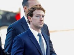 Mark Zuckerberg llega a la corte disadvantage un traje que no le queda bien, flanqueado por su abogado para luchar contra un juicio histórico por adicción a las redes sociales